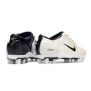 Chuteira Nike Total 90 FG Branca e Preta com detalhes em preto e tecnologia Zoom Air, ideal para desempenho em campo.