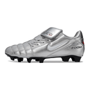 Chuteira Nike Total 90 FG Prata e Branco com design clássico e tecnologia avançada para desempenho em campo.