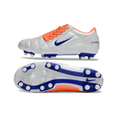 Chuteira Nike Total 90 FG Prata, Laranja e Azul, ideal para futebol, com design icónico e sola FG otimizada.
