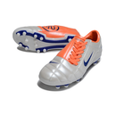 Chuteira Nike Total 90 FG Prata, Laranja e Azul com design icónico e sola FG para relvados naturais.