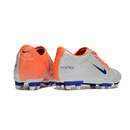 Chuteira Nike Total 90 FG Prata, Laranja e Azul vista traseira mostrando design icónico e cores vibrantes.
