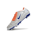 Chuteira Nike Total 90 FG Prata, Laranja e Azul em ângulo, destacando design e cores vibrantes.