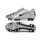 Chuteira Nike Total 90 FG Prateada com design icônico e solado FG para campos naturais.