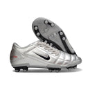 Chuteira Nike Total 90 FG Prateada com design prateado e sola FG para desempenho em campos naturais.