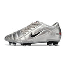 Chuteira Nike Total 90 FG Prateada com design prateado e solado FG para grama natural.