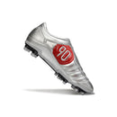 Chuteira Nike Total 90 FG Prateada vista lateral com design prateado e detalhes vermelhos, ideal para futebol em campos naturais.