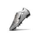Chuteira Nike Total 90 FG Prateada em tom prateado com design moderno e solado FG para campos naturais.