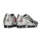 Chuteira Nike Total 90 FG Prateada com design prateado e detalhes em vermelho, ideal para campos naturais.