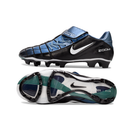 Chuteira Nike Total 90 FG Preta e Azul, ideal para futebolistas, com design ergonômico e controle excepcional.