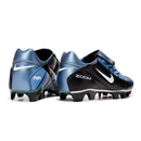 Chuteira Nike Total 90 FG Preta e Azul vista traseira destacando design e detalhes em azul e preto.