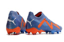 Chuteira Puma Future 7 FG Azul e Laranja vista traseira com design moderno e cores vibrantes