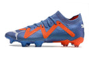 Chuteira Puma Future 7 FG Azul e Laranja com design aerodinâmico e cores vibrantes para desempenho em campo.