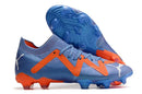Chuteira Puma Future 7 FG Azul e Laranja vista lateral com design moderno e tecnologia de desempenho.