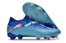 Chuteira Puma Future 7 FG Azul com design inovador e sola FG para excelente aderência em campos naturais.