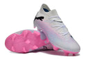 Chuteira Puma Future 7 FG Branca e Rosa com design moderno e tecnologia de ajuste anatômico.