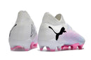 Chuteira Puma Future 7 FG Branca e Rosa vista traseira com detalhes em rosa e preto.