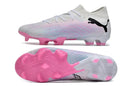 Chuteira Puma Future 7 FG Branca e Rosa com design inovador e sola de borracha para excelente tração em campo.