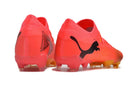 Chuteira Puma Future 7 FG Laranja e Rosa, traseira destacando o design vibrante e a estrutura FG para estabilidade.