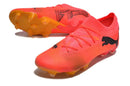 Chuteira Puma Future 7 FG Laranja e Rosa com design moderno e tecnologia de ponta para otimização em campo.