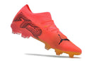 Chuteira Puma Future 7 FG Laranja e Rosa com design vibrante e estrutura FG para estabilidade.