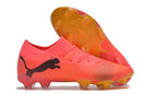 Chuteira Puma Future 7 FG Laranja e Rosa com design vibrante e sola FG para estabilidade em campos naturais.