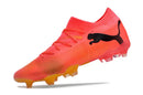 Chuteira Puma Future 7 FG Laranja e Rosa com design vibrante e tecnologia para jogos em campos naturais.