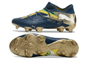 Chuteira Puma Future 7 FG - NJR com design em azul e detalhes dourados, ideal para performance em campo.