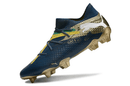 Chuteira Puma Future 7 FG - NJR na cor azul com detalhes dourados e design inovador.