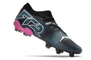 Chuteira Puma Future 7 FG Preta e Rosa com design moderno e sola FG, ideal para campos naturais.