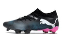Chuteira Puma Future 7 FG Preta e Rosa lateral com design arrojado e sola FG para campo natural