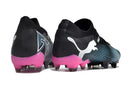 Chuteira Puma Future 7 FG Preta e Rosa vista traseira com detalhes em rosa e preto.
