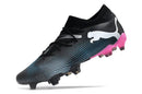 Chuteira Puma Future 7 FG Preta e Rosa com design leve e tecnologia avançada para jogadores de futebol.
