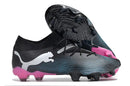 Chuteira Puma Future 7 FG Preta e Rosa com design arrojado e sola FG para campos naturais.