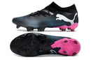 Chuteira Puma Future 7 FG Preta e Rosa, modelo esportivo com design moderno e sola FG.