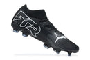 Chuteira Puma Future 7 FG Preta para jogadores, design elegante e tecnologia avançada.