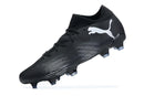 Chuteira Puma Future 7 FG Preta em preto com detalhes em branco, ideal para jogadores de futebol.