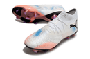 Chuteira Puma Future 8 FG - Branca com design moderno e sola FG para futebol.