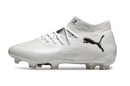 Chuteira Puma Future 8 FG - Branca lateral, destacando design anatômico e sola FG para desempenho em campo.