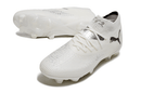 Chuteira Puma Future 8 FG - Branca, modelo em branco, design anatómico para conforto e desempenho no futebol.