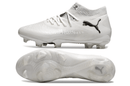Chuteira Puma Future 8 FG - Branca, modelo branco de futebol com ajuste anatómico e sola FG para desempenho e conforto.