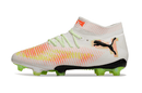 Chuteira Puma Future 8 FG - Branca e Laranja lateral com design moderno e tecnologia avançada para futebol.