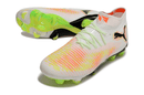 Chuteira Puma Future 8 FG - Branca e Laranja com design moderno e tecnologia para desempenho em campo.