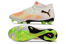 Chuteira Puma Future 8 FG - Branca e Laranja vista lateral e sola com detalhes em verde