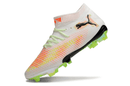 Chuteira Puma Future 8 FG - Branca e Laranja em destaque com sola FG e design moderno para futebol.