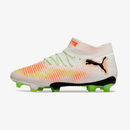 Chuteira Puma Future 8 FG - Branca e Laranja, ideal para futebol, desempenho e conforto em campo.