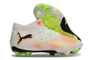 Chuteira Puma Future 8 FG - Branca e Laranja com detalhes em verde e preto, ideal para desempenho em campo.