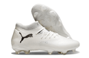 Chuteira Puma Future 8 FG - Branca com design inovador e sola FG para performance em campo.