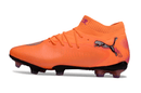 Chuteira Puma Future 8 FG - Laranjada e Rosa vista lateral com design inovador e solado FG