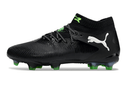 Chuteira Puma Future 8 FG - Preta e Verde com design moderno e sola otimizada para futebol em campo natural.