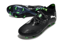 Chuteira Puma Future 8 FG - Preta e Verde, design moderno e otimizado para terrenos naturais.